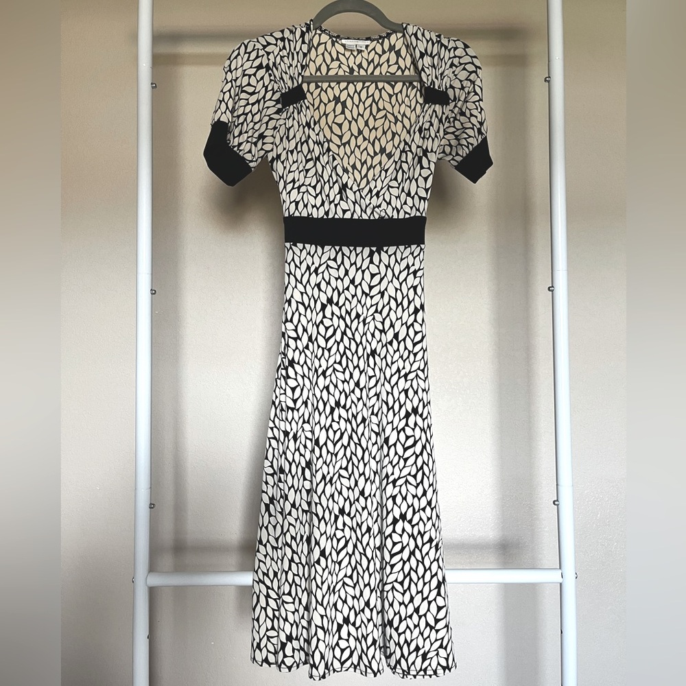 Black and off-white leaf pattern dress by London Times
